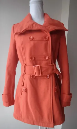Abrigo naranja con botones y cinturón