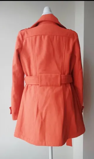 Abrigo naranja con botones y cinturón