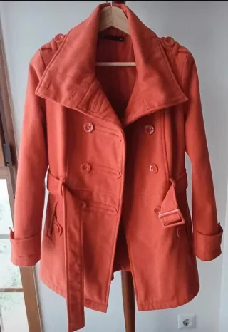 Abrigo naranja con botones y cinturón