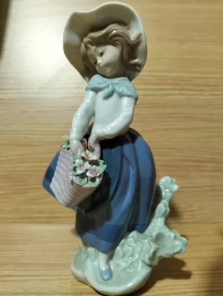 Figura Lladró Niña con Cesta
