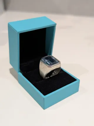 Anillo antiguo con piedra azul