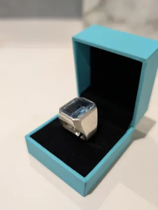 Anillo antiguo con piedra azul