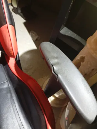 Silla de escritorio gamer roja y negra