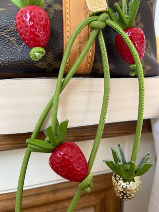 Colgante bolso Loewe fresas rojo y dorado