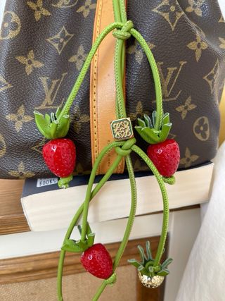 Colgante bolso Loewe fresas rojo y dorado
