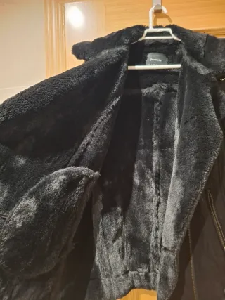 Abrigo Stradivarius Negro Forrado de pelo