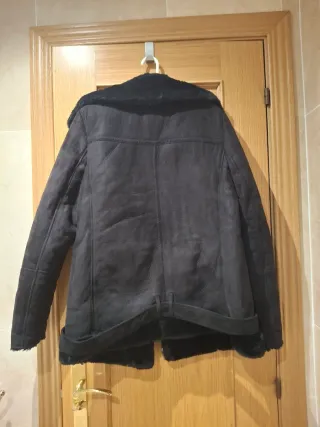 Abrigo Stradivarius Negro Forrado de pelo