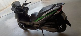 Kawasaki J300 Scooter Negro y Verde