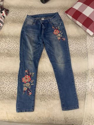 Tejanos con flores bordadas