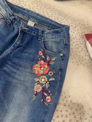 Tejanos con flores bordadas