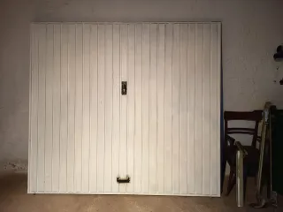 Puerta de garaje blanca
