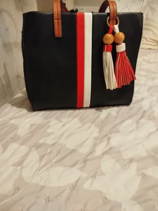 Bolso negro con detalles rojos y blancos
