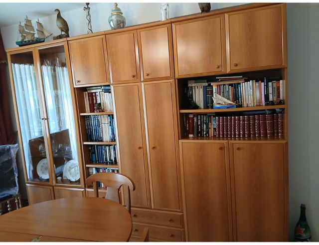 Mueble de madera y cristal