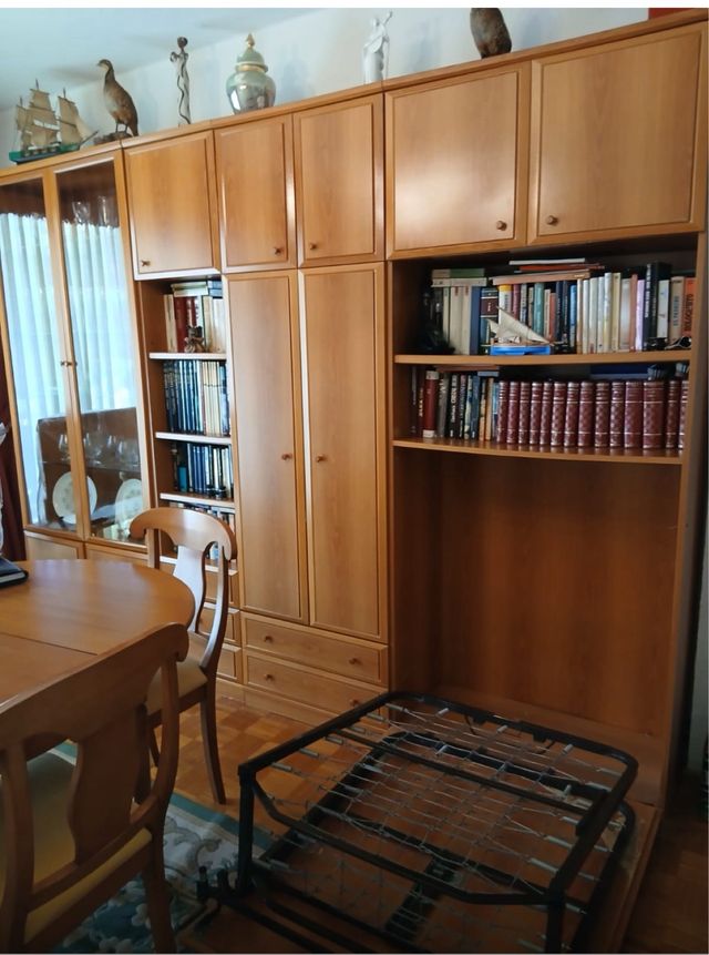 Mueble de madera y cristal