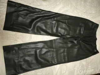 Pantalón efecto piel negro