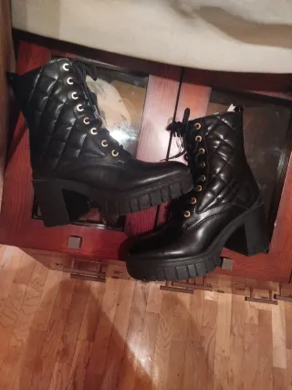 Botines negros acordonados con plataforma