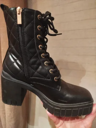 Botines negros acordonados con plataforma