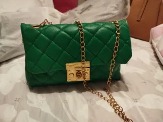 Bolso verde acolchado con cadena dorada
