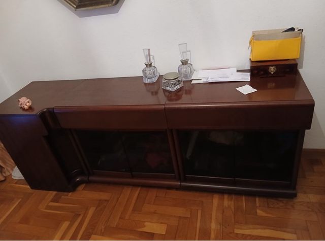 Cómoda de madera y cristal