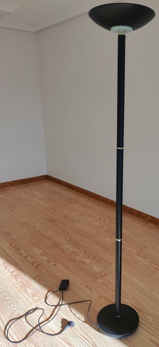 Lámpara de pie halógena negra y dorada