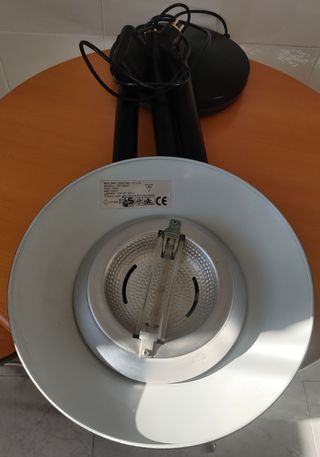 Lámpara de pie halógena negra y dorada