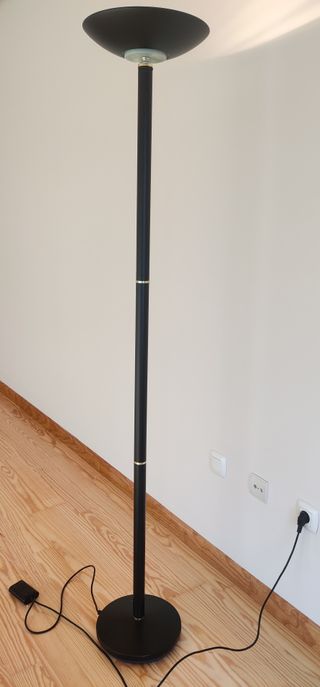 Lámpara de pie halógena negra y dorada