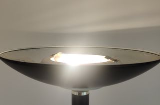 Lámpara de pie halógena negra y dorada