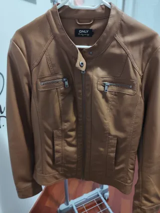 Chaqueta efecto piel marrón