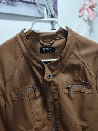 Chaqueta efecto piel marrón