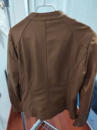 Chaqueta efecto piel marrón