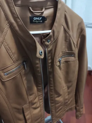 Chaqueta efecto piel marrón