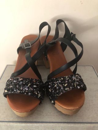 Sandalias de tacón con lentejuelas