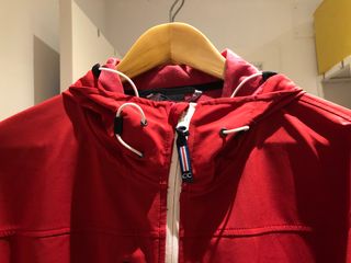 Parka náutica roja y blanca