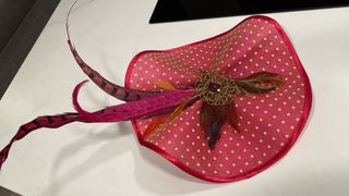 Tocado de boda con plumas usado una sola vez.