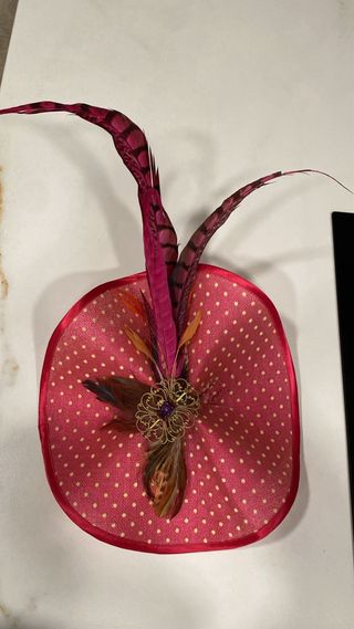 Tocado de boda con plumas usado una sola vez.