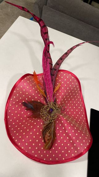 Tocado de boda con plumas usado una sola vez.