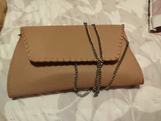 Bolso de mano beige con cadena