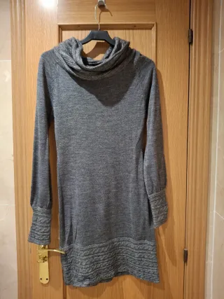 Vestido gris de punto con cuello alto