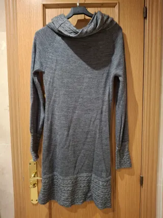 Vestido gris de punto con cuello alto