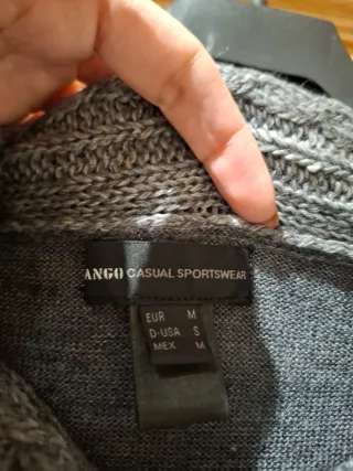 Vestido gris de punto con cuello alto