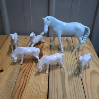 Set di 6 figure di cavalli in porcellana bianca