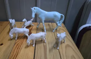 Set di 6 figure di cavalli in porcellana bianca