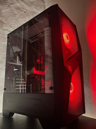 Ordenador Gamer MSI con luces LED rojas