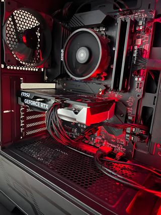 Ordenador Gamer MSI con luces LED rojas