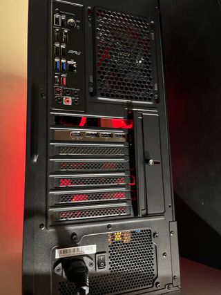 Ordenador Gamer MSI con luces LED rojas