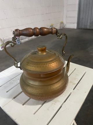 Bollitore in rame martellato con manico in legno