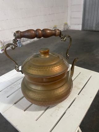 Bollitore in rame martellato con manico in legno