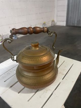 Bollitore in rame martellato con manico in legno