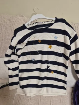 Blusa de rayas con estrellas bordadas