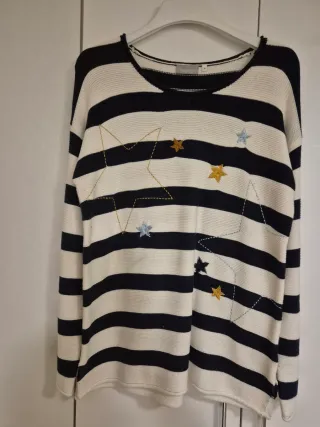 Blusa de rayas con estrellas bordadas